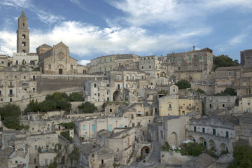 Fototapeta na wymiar Vista dei Sassi di Matera dalla terrazza panoramica durante una bella giornata di sole. La città è conosciuta proprio per gli storici rioni Sassi, dal 1993 patrimonio UNESCO