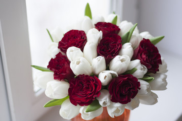 Букет с розами и тюльпанами
