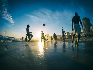 Fotobehang Silhouetten die strandvoetbal spelen op het strand van Ipanema in Rio de Janeiro, Brazilië © lazyllama