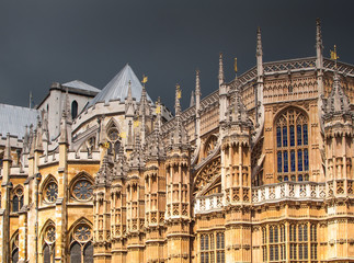 Obraz premium Westminster Abbey vor dunklen Regenwolken, London
