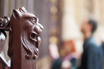 Löwenskulptur vor de Westminster Palace, gegenüber Person, London