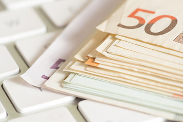 Euro Geldscheine und ein Computer