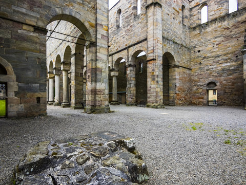 Ruine der Klosterkirche Paulinzella, Portal, Paulinzella, Thüringen, Deutschland,
