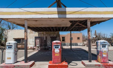 Gordijnen Oud verlaten vintage benzinestation op route 66 in Zuid-Californië © Gabriel Cassan