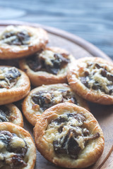 Tartelettes with shiitake mushrooms and cheese