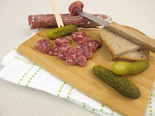 Fuet Salami mit Edelschimmel, Gewürzgurken und Brot