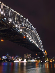 Obraz premium Iconic Sydney Harbour Bridge at night.