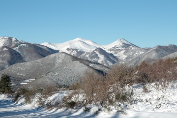 Fototapeta premium Paysage enneigé des Pyrénées audoises, Occitanie dans le sud de la France