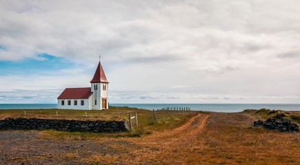 Einsame Kirche am Meer in der Natur in Island