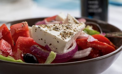 Griechischer Salat mit Feta, Oliven, Tomaten, Olivenöl und Zwiebeln.
