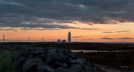 Einsamer Leuchtturm bei Sonnenuntergang auf Island.