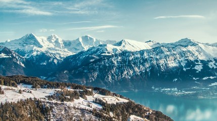 Aussicht von Beatenberg über den Thunersee auf die Alpen im Winter.