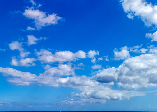  ciel bleu outremer et nuages au-dessus de l'horizon, île de la Réunion 