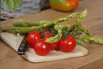 tomaten und grüner spargel
