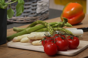 knackiger spargel und paprika mit  tomaten 