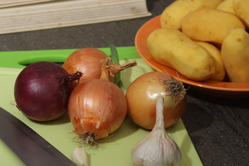 kartoffel und ziebeln bereit zum kochen