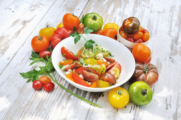 salade de tomates dans assiettes et différentes variétés de tomates entières