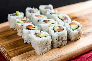 Selbstklebende Fototapeten Japanese food Sushi Roll Maki of Salmon and avocado © ilolab