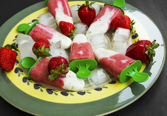 Yogurt and strawberries popsicles desserts with strawberry fruits and ice cubes