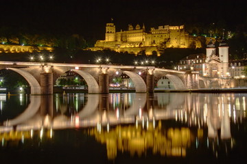 Fototapeta na wymiar Brücke über Neckar und die Burg von Heidelberg