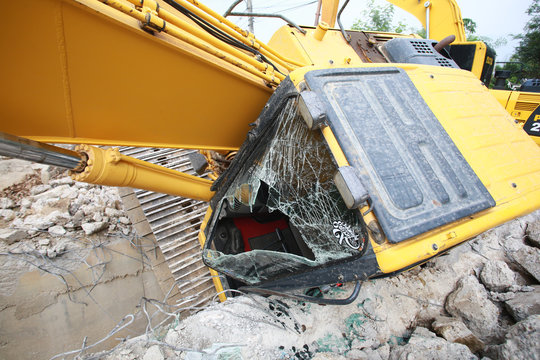 The backhoe is overturning at the construction site, Top Photos