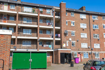 Council housing block in East London - obrazy, fototapety, plakaty
