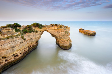 Algarve ao Nascer do Sol. Paisagem costeira na Praia de Albandeira. Atrac&ccedil;&atilde;o tur&iacute;stica e destino de f&eacute;rias. Sul de Portugal.