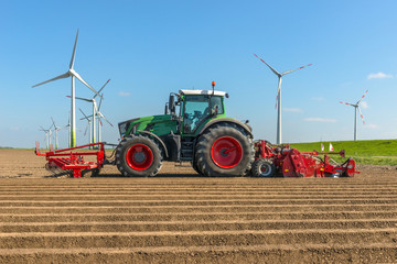 Landtechnik - Traktor auf dem Acker beim Kartoffelanbau - 7099 © Wolfgang Jargstorff