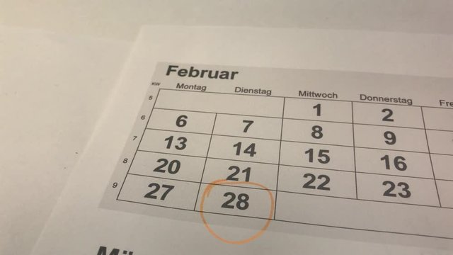 28. Februar wird im Kalender mit einem Stift eingekreist und markiert