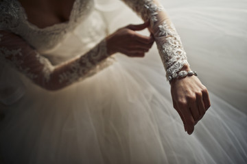 Bride fixes lace sleeves