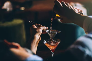 Foto op Plexiglas Barman is making cocktail at night club. © santypan