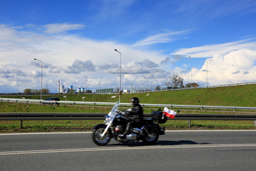 Motocyklista na drodze asfaltowej, obwodnica Opola.