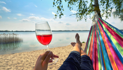 Auszeit am See, Wein trinken in der Hängematte