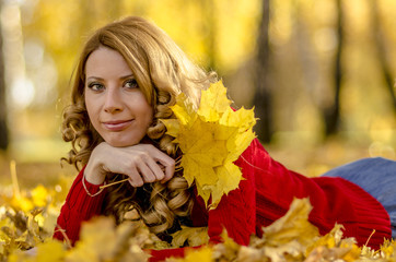 Naklejka na ściany i meble Beautiful girl in the autumn park 