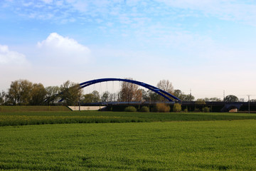 Fototapeta na wymiar Nowy most drogowy w budowie, zielone pola.