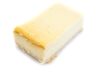 Käsekuchen isoliert freigestellt auf weißen Hintergrund, Freisteller

