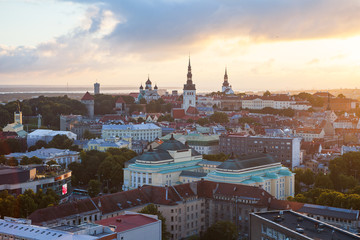 Obraz premium Colorful sunset over towers of old town of Tallinn, Estonia