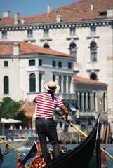 Fototapeta na wymiar Gondolero en Venecia, Italia