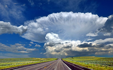Thunderstorm builds upover the Great Plains