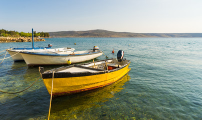 Fototapeta na wymiar gelbes Fischerboot in Kroatien
