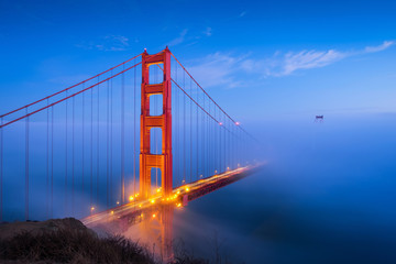 Fototapeta na wymiar Golden Gate Bridge & Clouds