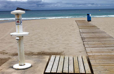 Camino de madera al mar mediterraneo.
