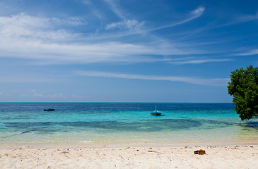 Fototapeta na wymiar Exotic Islands in Maldives, similar to Caribbean, Seychelles