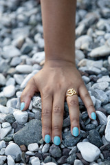 Woman's hand, ring om symbol
