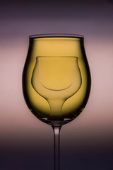 Kleines Glas scheint durch Weinglas hindurch