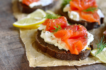Sandwich with salted salmon and cream cheese.