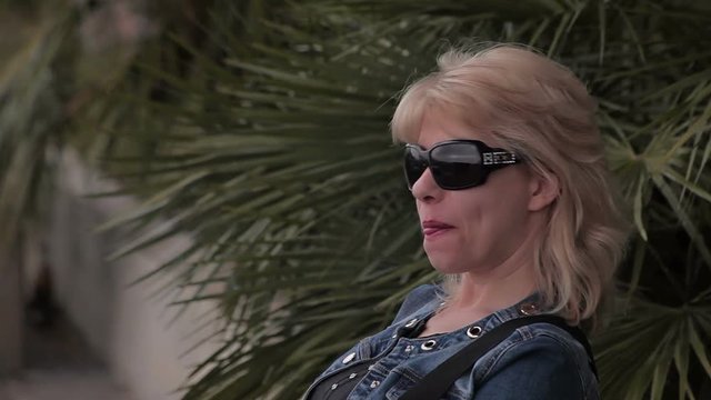 Girl tourist smokes in the park