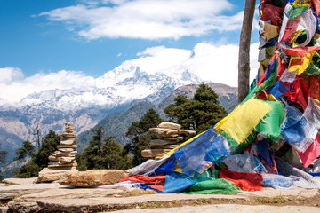 Flagi modlitewne i kamienne kopce na szlaku  Annapurna Base Camp 