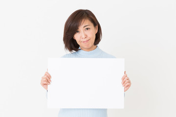 Fototapeta premium ホワイトボードを持つミドル女性 考える