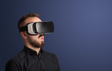 Obraz premium Businessman with virtual reality goggles